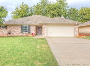 1016 N Hickory Dr, Broken Arrow, OK 74012