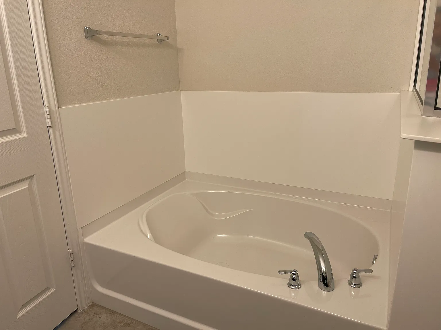 4 bed, 1948 sqft, $2,400 — Photo 3