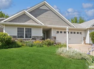 3040 Cherrywood Dr, Bettendorf, IA 52722
