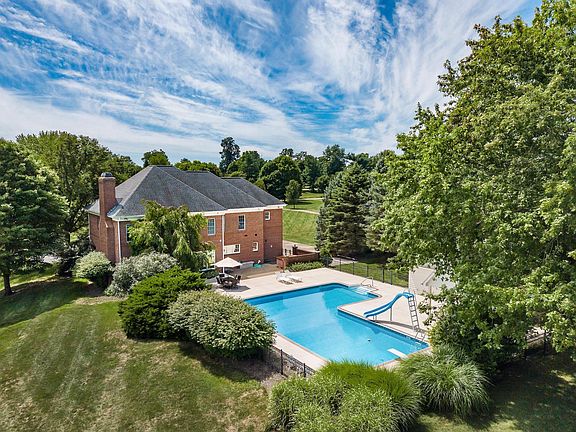 3rd image of 84 Wexford Dr