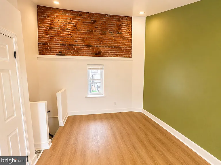 109 W Thompson St — Photo 11