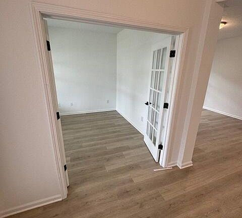 2nd image of 307 ARCHSTONE Way #26