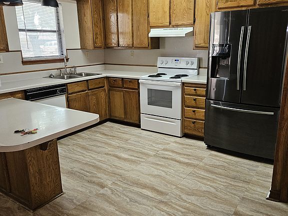 5th image of 215 E 4th St