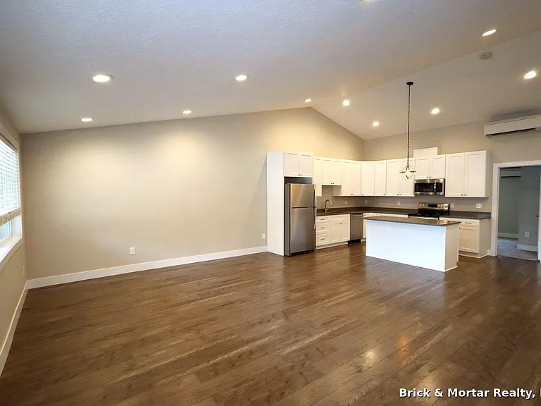 300 NW Santiam Blvd — Photo 6