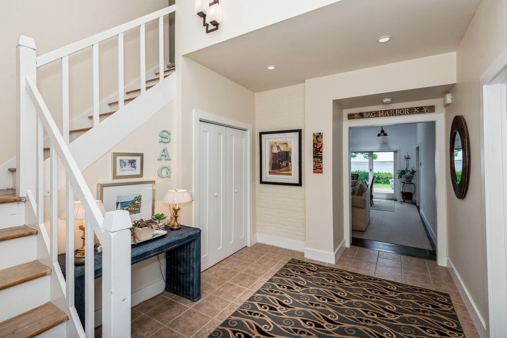 Spacious Front Entryway - Easy to Unload!