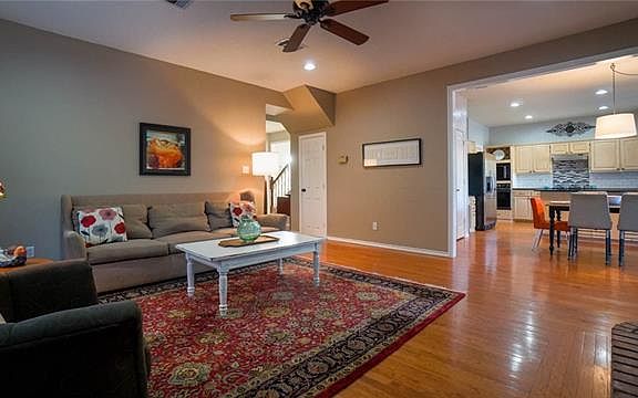 2nd image of 4409 Emerald Dr