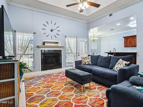 3rd image of 2114 Parkview Dr