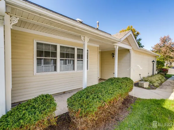 206 N Pondview Blvd, Monroe Township, NJ 08831
