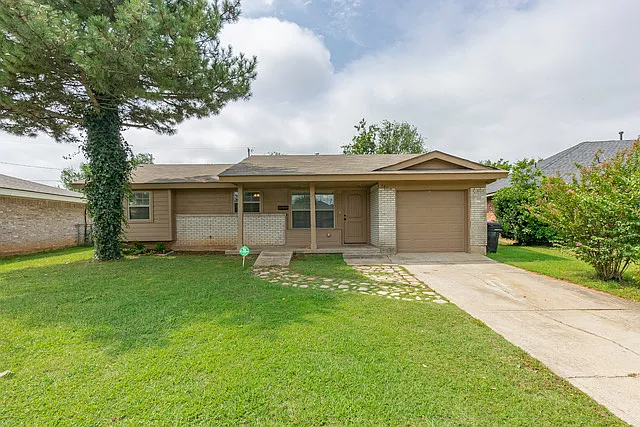 741 N Dallas Ave — Photo 1
