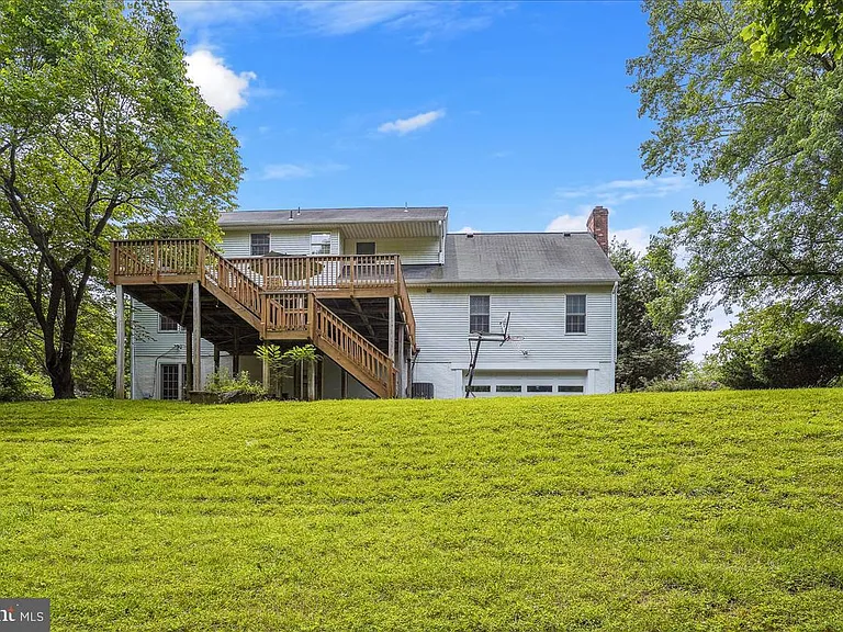 9708 Locust Hill Dr — Photo 4