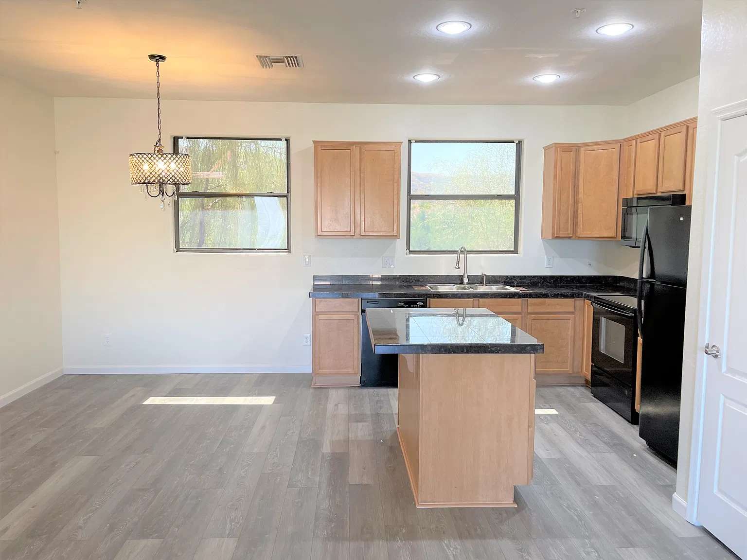 Gated 3 Bedroom Condo - Downtown Skyline Views — Photo 3