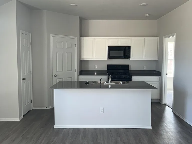 1009 Ichabod Cir — Photo 4