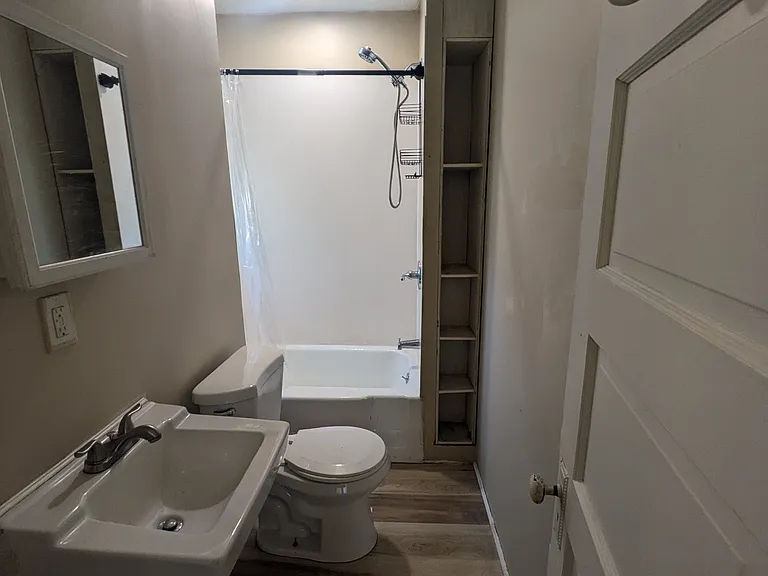 433 E 6th St #5 — Photo 5