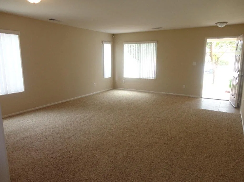 4 bed, 2.5 bath, 2812 sqft, $3,600 — Photo 2