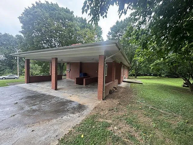 3 bed, 1.0 bath, 1700 sqft, $1,800 — Photo 3