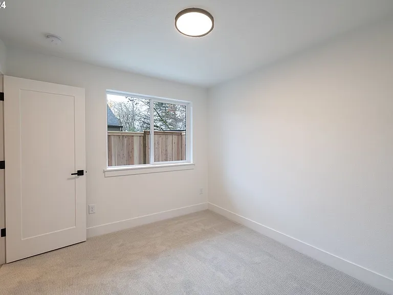 617 SW Lobelia St — Photo 28