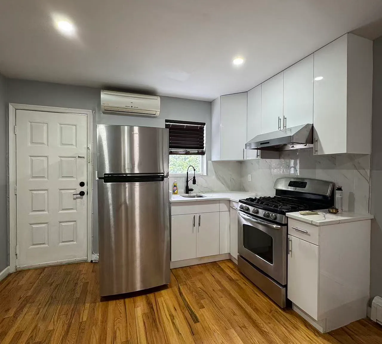 2 bed, 2200 sqft, $2,200 — Photo 2
