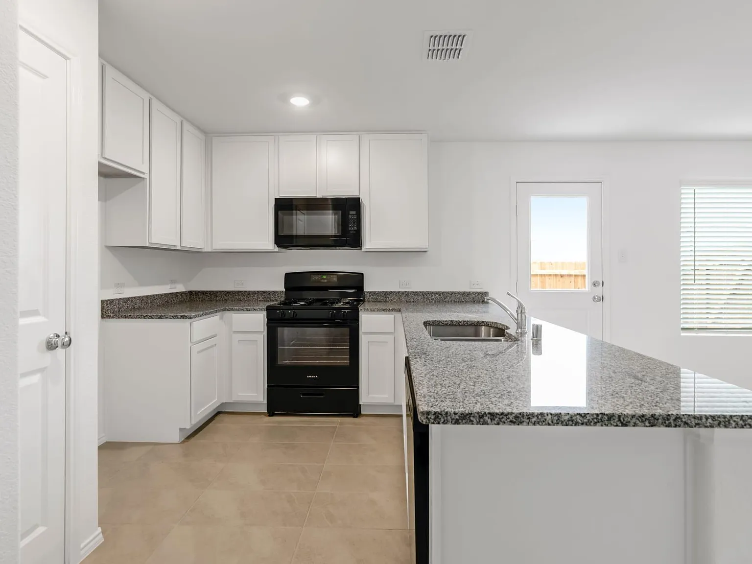 3 bed, 1266 sqft, $2,200 — Photo 2