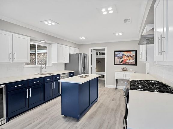3rd image of 325 Shepards Hill Dr