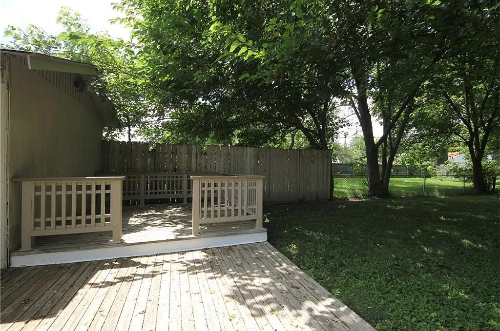 Spacious 3 bedroom in Wayne Township — Photo 2