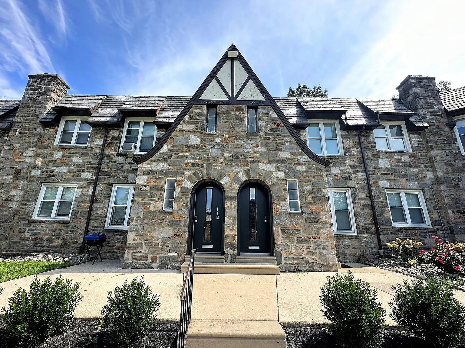 Greenside Manor — Photo 3