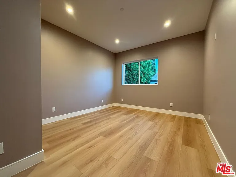 6530 Varna Ave — Photo 18