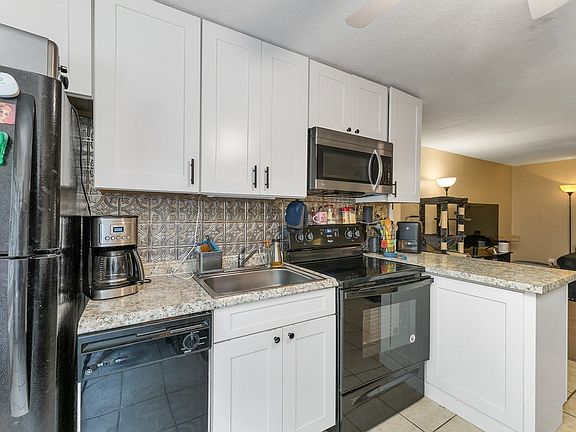 3rd image of 8 Carriage Hill Rd APT 17