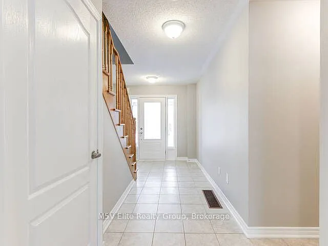 863 Cook Cres — Photo 4