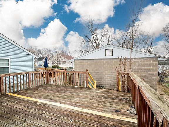 5th image of 308 E Corrington Ave