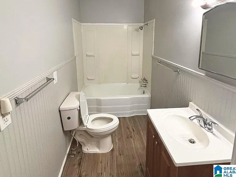 302 Coffee St E — Photo 6