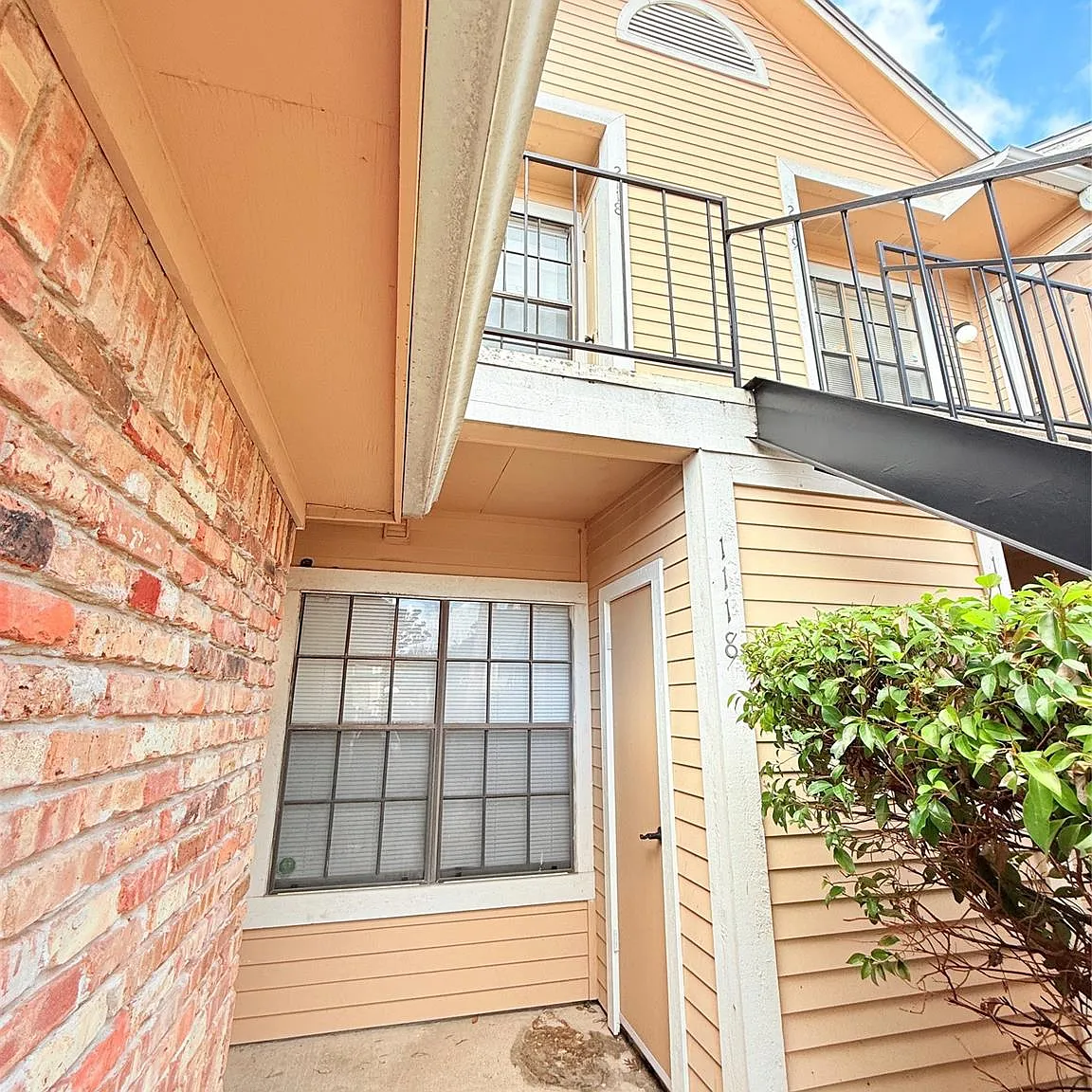 2 bed, 1.0 bath, 838 sqft, $1,599 — Photo 1