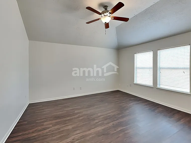 3919 Hawthorn Glen Ct — Photo 10