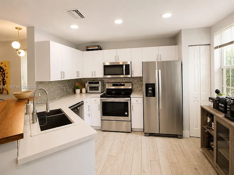 734 NE 90th St #301 — Photo 2