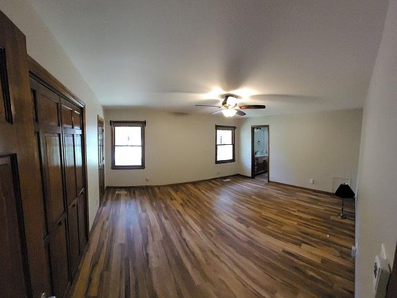 Master at entrance door. (panoramic view)