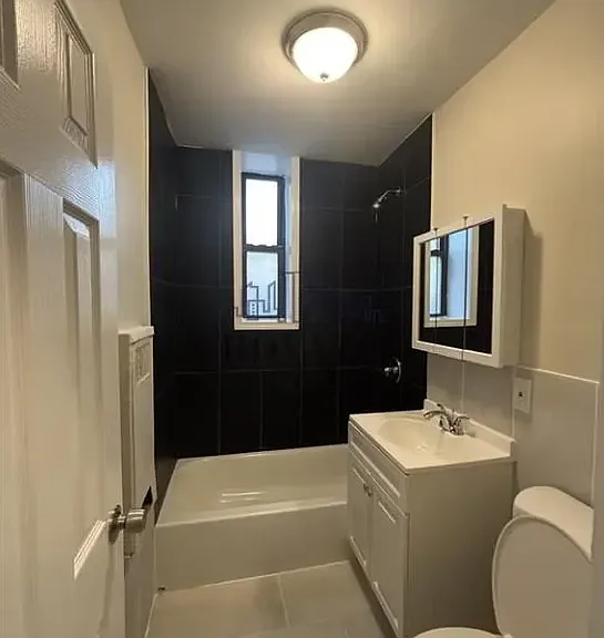 22 Van Velsor Pl #25-1G — Photo 4