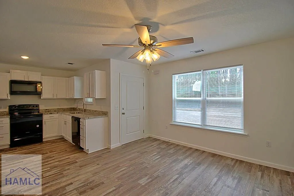 2 bed, 1.0 bath, 852 sqft, $1,350 — Photo 3