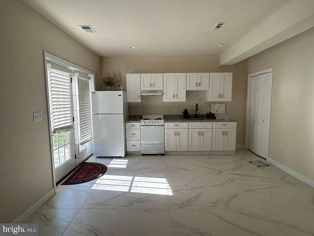 3 bed, 2.0 bath, 5599 sqft, $2,500 — Photo 4