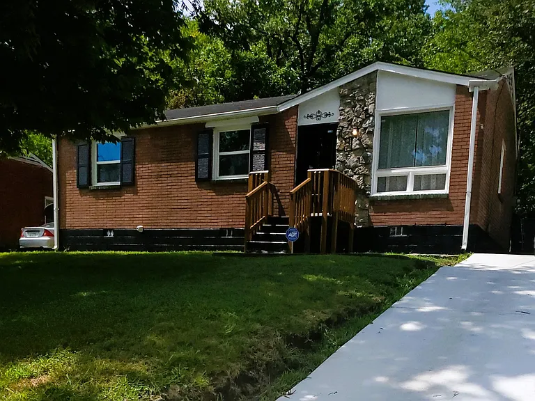 3239 Crowe Dr — Photo 2
