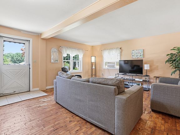 4th image of 90 Loring Ave