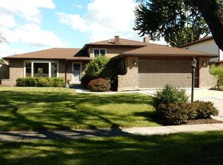 1914 Holly Ave, Darien, IL 60561