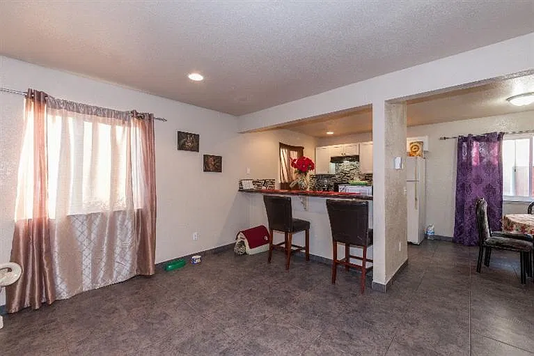 Adler 758 (4 Plex) - 201 — Photo 2
