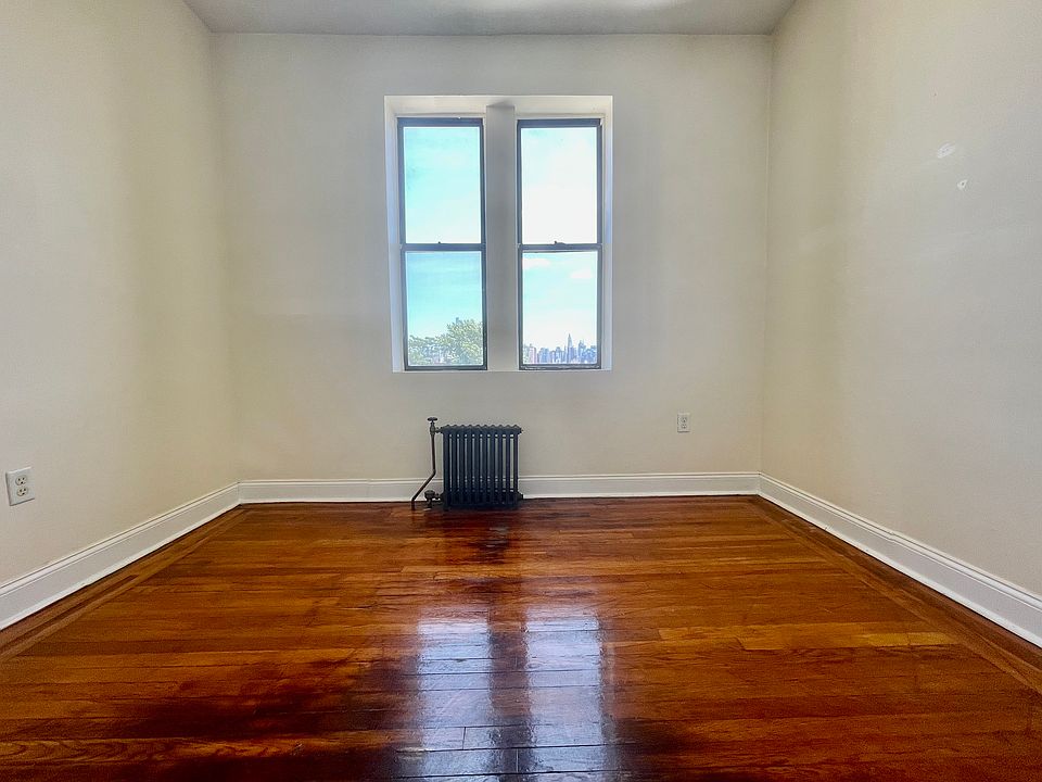 2nd image of 509 47th St #46E