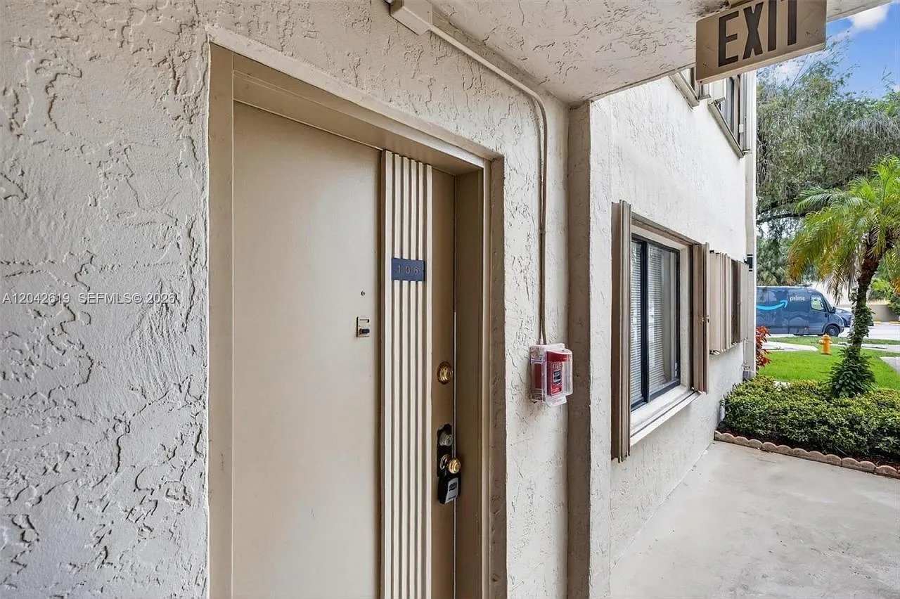 8065 SW 107th Ave — Photo 3
