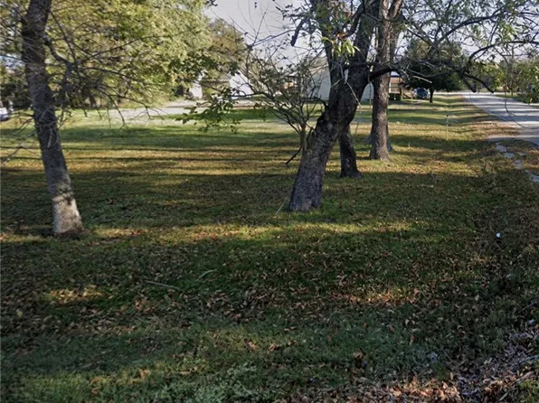 211 S Houston St, Groesbeck, TX 76642