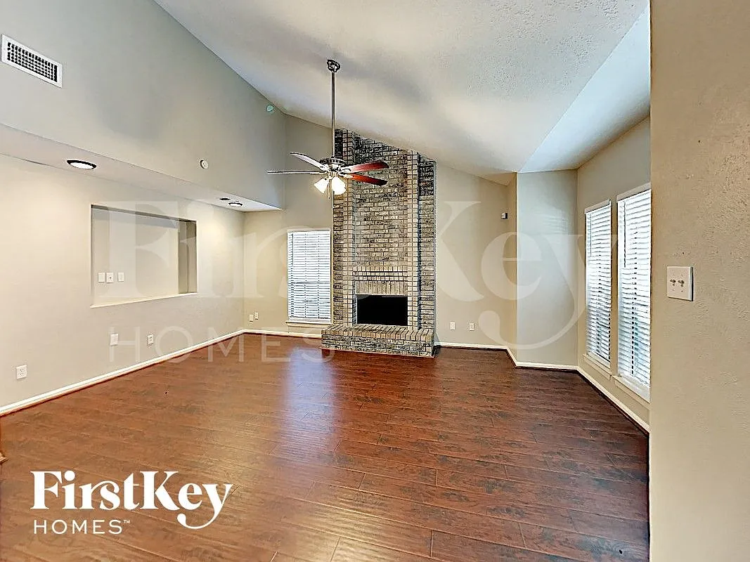 3 bed, 2.5 bath, 1627 sqft, $1,900 — Photo 2
