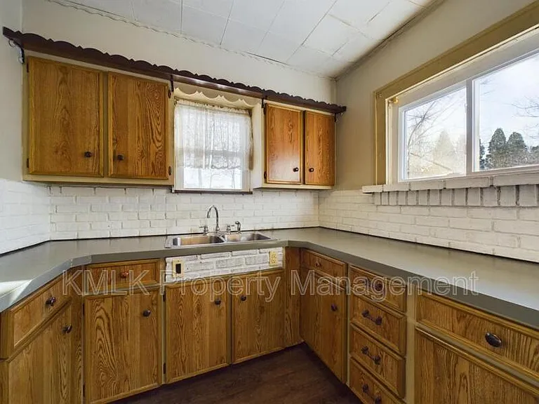 524 Allyn St — Photo 21