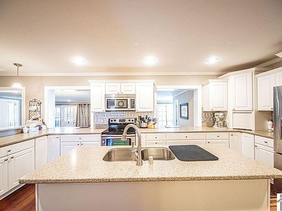 3rd image of 4060 Court Ave
