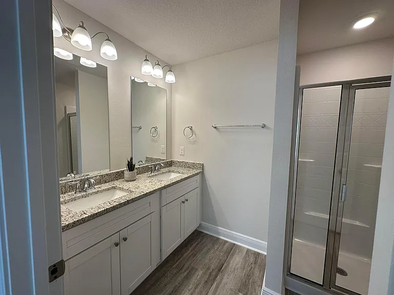 1025 McLaren Cir — Photo 11