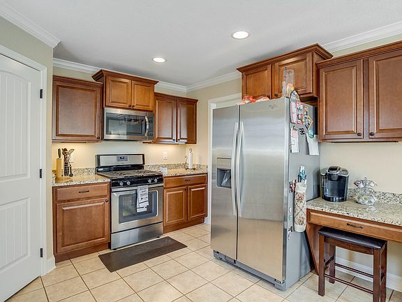 5th image of 910 Evelyn Dr