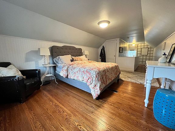 Master bed - large closet